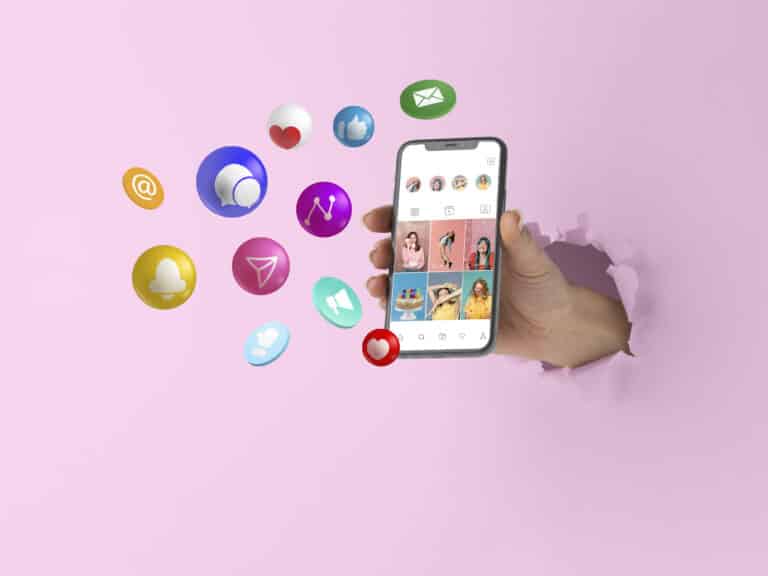 Une main tenant un smartphone affichant une application de réseaux sociaux, entouré d'icônes symbolisant la communication et l'engagement en ligne, illustrant la pression parentale due aux réseaux sociaux.