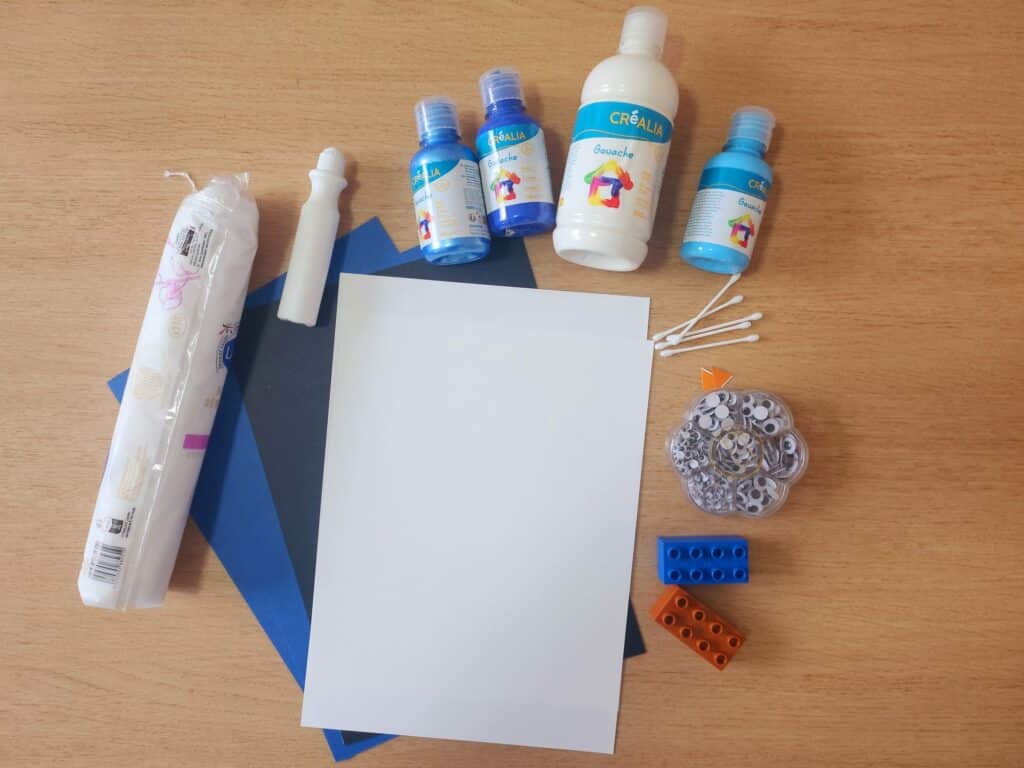 Matériel nécessaire pour l'activité manuelle : feuilles colorées, gouache, LEGO, yeux mobiles, cotons-tiges et colle.