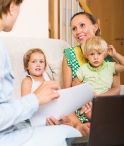 Une future assistante maternelle en entretien avec la PMI, discutant des critères d’agrément avec une puéricultrice.